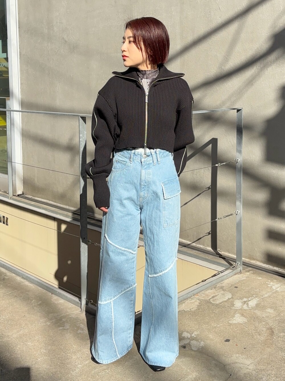 「デニムパンツ、カジュアルコーデ、デニムコーデ」｜「UNITED TOKYOのフロートクラウドハイネックトップス（Tシャツ/カットソー、ブルー系）」を使った、Yukaさん（レディース・152cm）の冬コーディネートの1枚目の写真
