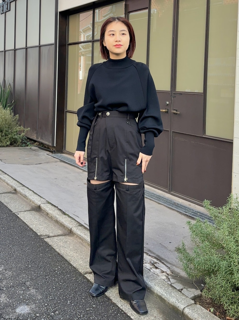 「ブラックコーデ、カジュアルコーデ、ニット」｜「UNITED TOKYOのボリュームスリーブニット（ニット/セーター、ブラック系）」を使った、Yukaさん（レディース・152cm）の冬コーディネートの1枚目の写真