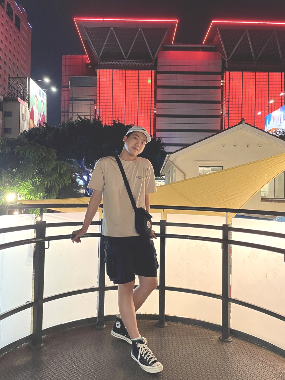 「休閒、台灣、工裝褲、夜」｜「Lakingのアイテム（カーゴパンツ、ブラック系）」を使った、Linptさん（メンズ・175cm）の春コーディネートの1枚目の写真