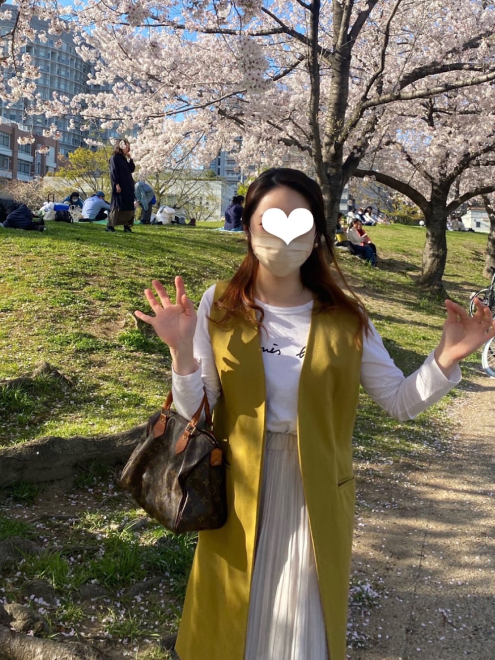 「ジレ、ジレコーデ、Mila Owen、お花見、archives、アニエスベー(agnes b.)、スカート、キレイめ、長袖シャツ、25歳」｜「LOUIS VUITTONのアイテム（バッグ、ブラウン系）」を使った、asmさん（レディース・160cm）の春コーディネートの1枚目の写真