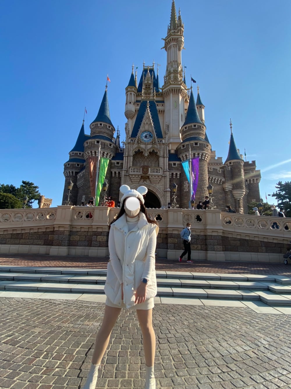 「Disneyland、ホワイトコーデ、ディズニーコーデ」｜「w closetのアイテム（ダウンベスト、ホワイト系）」を使った、asmさん（レディース・163cm）の冬コーディネートの1枚目の写真