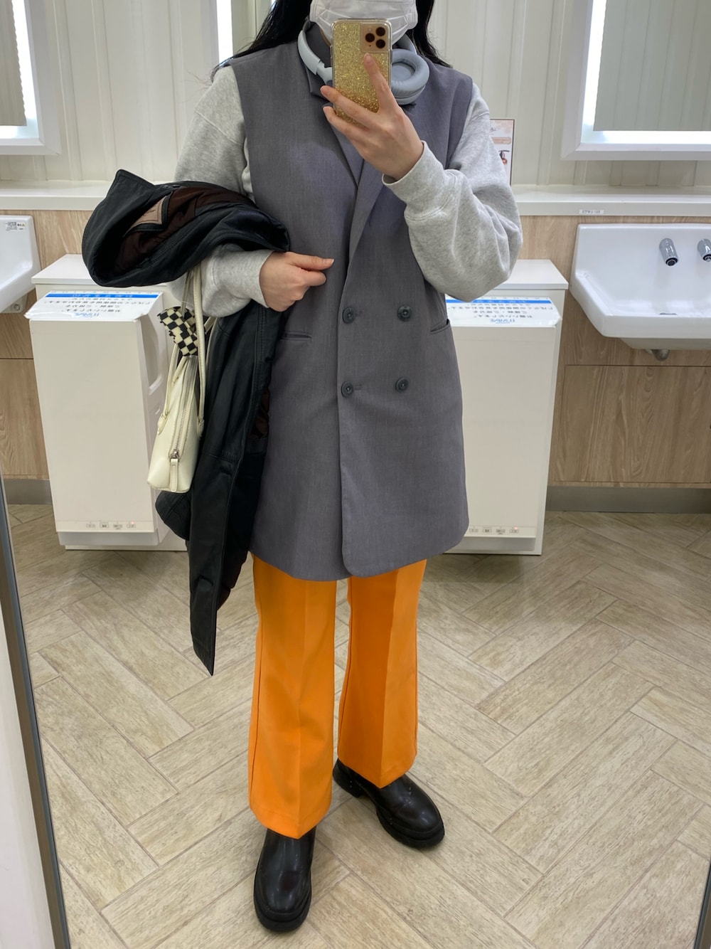「春コーデ、カジュアル、パンツスタイル、高身長コーデ、女子大生、着回しコーデ、大人かわいい、オレンジ、春カラー」｜「GRLのアイテム（ブーツ、ブラック系）」を使った、damspさん（レディース・165cm）の春コーディネートの1枚目の写真