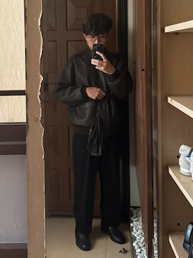 「COMOLI（コモリ）のComoli sheepskin A-2 jacket（ミリタリージャケット、ブラウン系）」を使った、Jimmy Wangさん（メンズ・170cm）の夏コーディネート