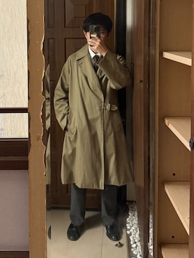 「COMOLI（コモリ）のComoli cotton gabardine tielocken coat khaki（トレンチコート、ベージュ系）」を使った、Jimmy Wangさん（メンズ・170cm）の夏コーディネート