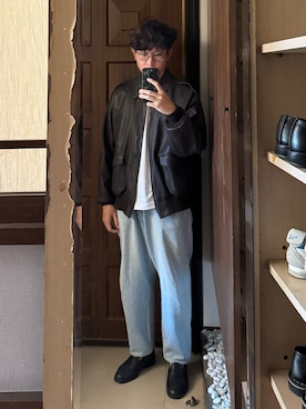 「COMOLI（コモリ）のComoli sheepskin A-2 jacket（ミリタリージャケット、ブラウン系）」を使った、Jimmy Wangさん（メンズ・170cm）の夏コーディネート