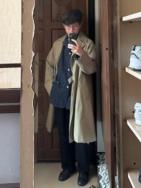「COMOLI（コモリ）のComoli cotton gabardine tielocken coat khaki（トレンチコート、ベージュ系）」を使った、Jimmy Wangさん（メンズ・170cm）の夏コーディネート