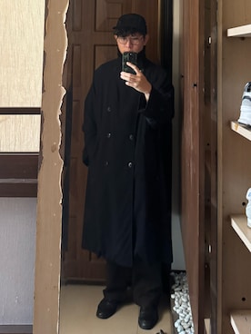 「COMOLI（コモリ）のComoli wool gabardine double-breasted coat black（トレンチコート、ブラック系）」を使った、Jimmy Wangさん（メンズ・170cm）の夏コーディネート