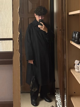 「COMOLI（コモリ）のComoli cotton gabardine tielocken coat black（チェスターコート、ブラック系）」を使った、Jimmy Wangさん（メンズ・170cm）の夏コーディネート