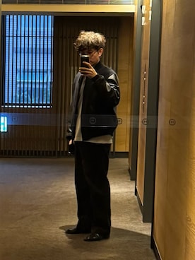 「COMOLI（コモリ）のアイテム（パンツ）」を使った、Jimmy Wangさん（メンズ・170cm）の夏コーディネート
