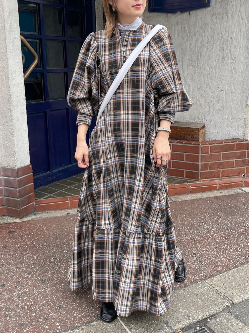 ブラック系のドレスを着用したレディースの秋コーディネートの1枚目の写真