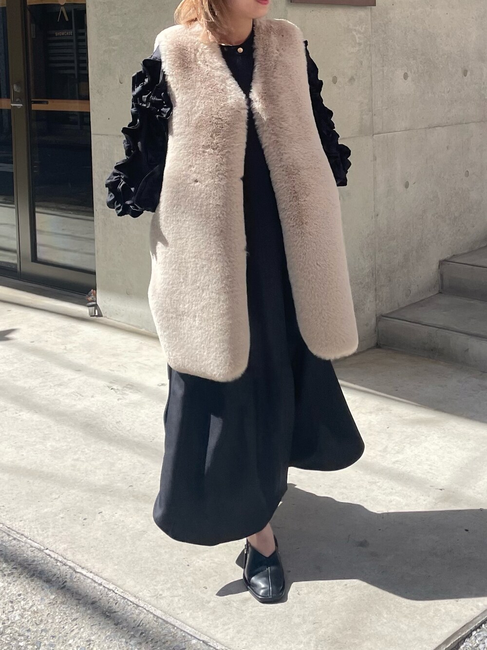 「大人カジュアル、きれいめカジュアル、ファーベスト、ベスト、秋服準備はじめました、休日スタイル、お出かけコーデ、ロングワンピース、フリル、低身長、低身長コーデ、骨格ウェーブ、ヘレンチア、ヘレンチアコーデ図鑑、いいね、save、フォローお願いします🤑」｜「HERENCIAのフェイクファー × ムートン リバーシブル ベスト ジレ（ノーカラージャケット、ベージュ系）」を使った、satomiさん（レディース・150cm）の秋コーディネートの1枚目の写真