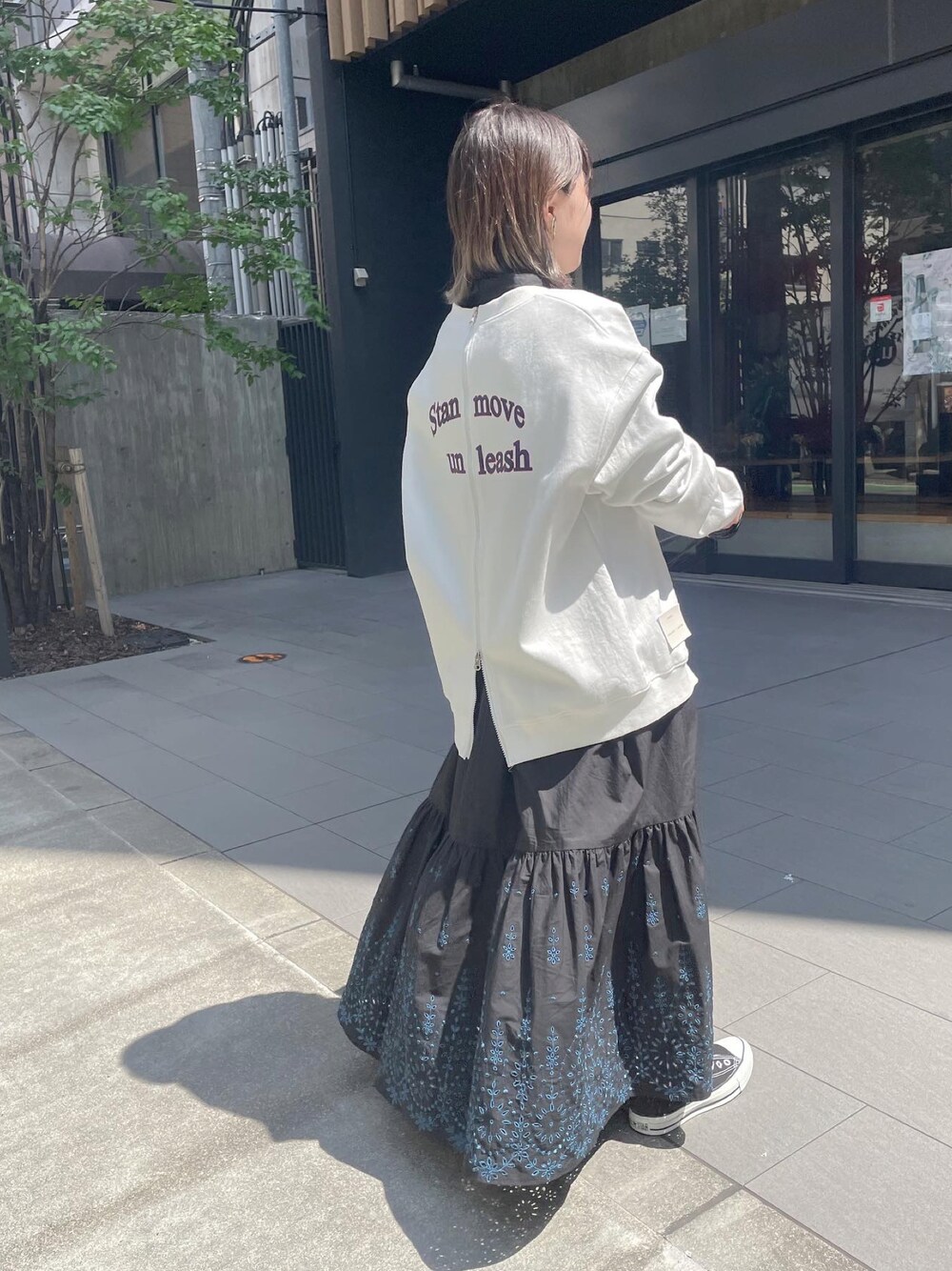 「秋先取りコーデ、秋服準備はじめました、休日コーデ、ロングワンピース、刺繍、スウェット、ロゴT、ootd、エレガント、きれいめカジュアル、ヘレンチア、ヘレンチアコーデ図鑑、骨格ウェーブ、低身長コーデ、いいね、save、フォローお願いします🤑」｜「HERENCIAのアイテム（スウェット、ホワイト系）」を使った、satomiさん（レディース・150cm）の秋コーディネートの1枚目の写真