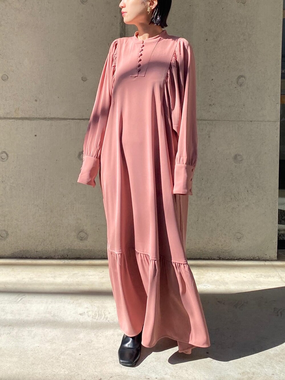 ピンク系のドレスを着用したレディースの秋コーディネートの1枚目の写真