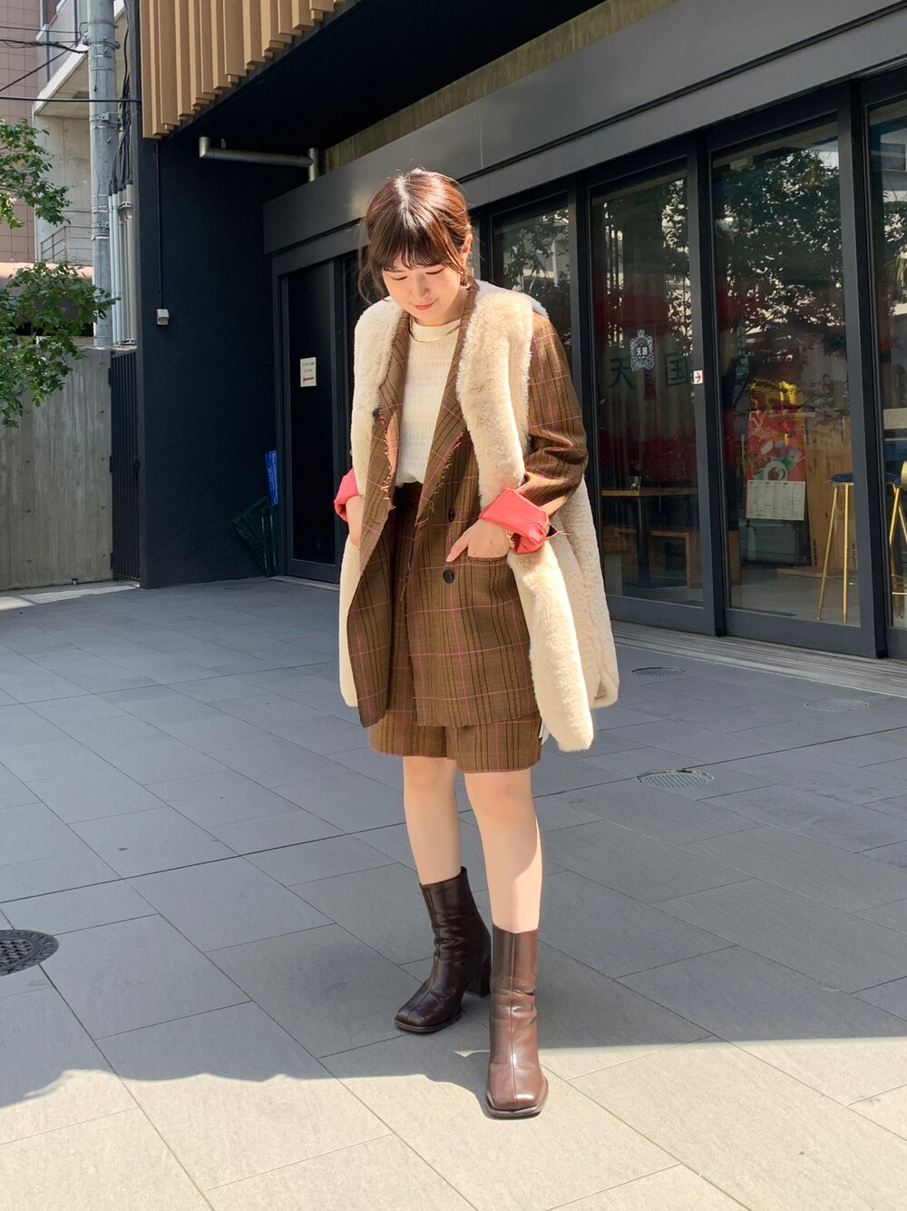 「秋服まるっと大公開、秋コーデ、ベスト、ファーベスト、ブーツ、カラー×コーデ、ブラウン、ベージュ、ジャケットスタイル、お出かけコーデ、セットアップ、休日スタイル、チェック、低身長、いいね、save、フォローお願いします🤑」｜「HERENCIAのグレンチェック カットオフ ショートパンツ（その他パンツ、ブラウン系）」を使った、satomiさん（レディース・150cm）の秋コーディネートの1枚目の写真