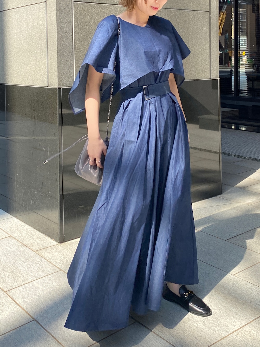 「春服デビュー宣言、春服みてみて、シンプルコーデ、淡色コーデ、きれいめカジュアル、ローファー、ビッグカラー、デニム、デニムワンピース、お出かけコーデ、低身長、低身長コーデ、骨格ウェーブ、ヘレンチアコーデ図鑑、ヘレンチア」｜「HERENCIAのケープ ビッグカラー タックフレアワンピース ドレス（ドレス、ブルー系）」を使った、satomiさん（レディース・150cm）の春コーディネートの1枚目の写真
