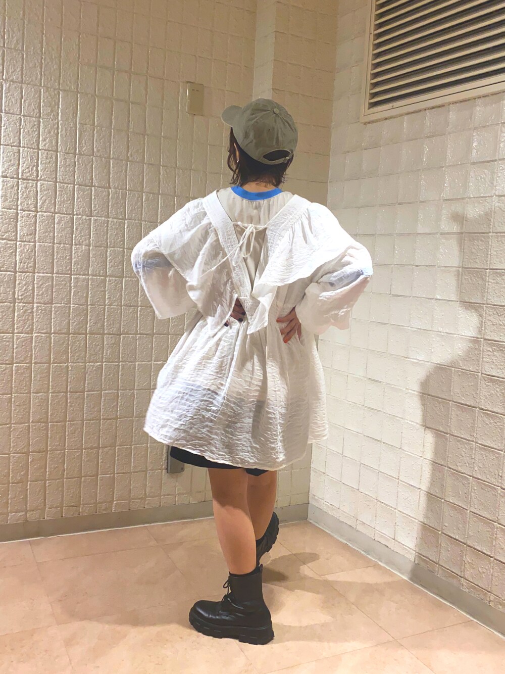「春服、春夏コーデ、オトナカジュアル、休日スタイル、カジュアルコーデ、レイヤード、シアートップス、ミニワンピ、フリル、キャップ、ダブルクローゼット、wcloset」｜「w closetの刺繍ロゴキャップ（キャップ、ベージュ系）」を使った、kanoさん（レディース・157cm）の春コーディネートの1枚目の写真