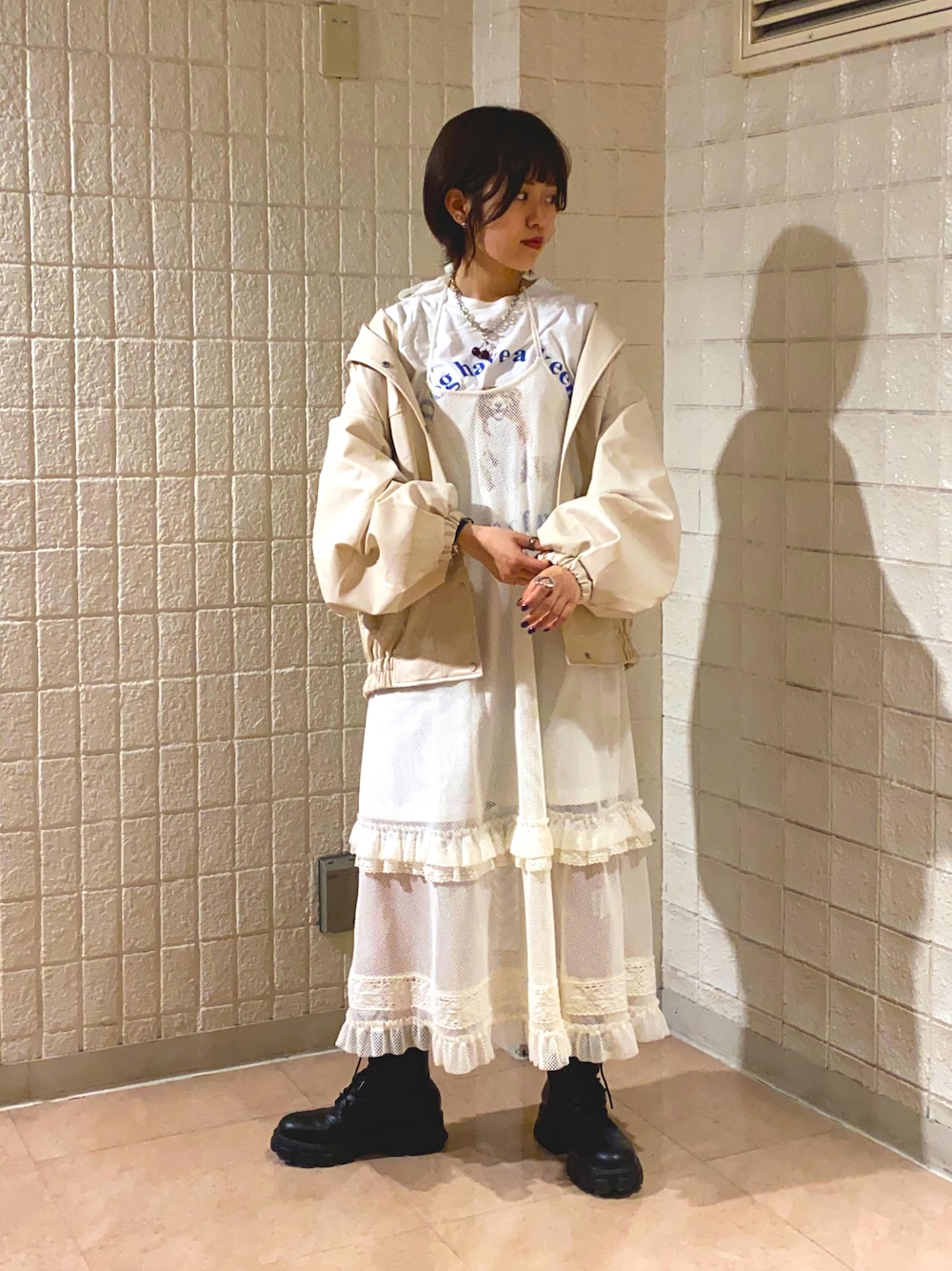 ホワイト系のTシャツ/カットソー、ホワイト系のワンピース、ホワイト系のブルゾンを着用したレディースの春コーディネートの1枚目の写真