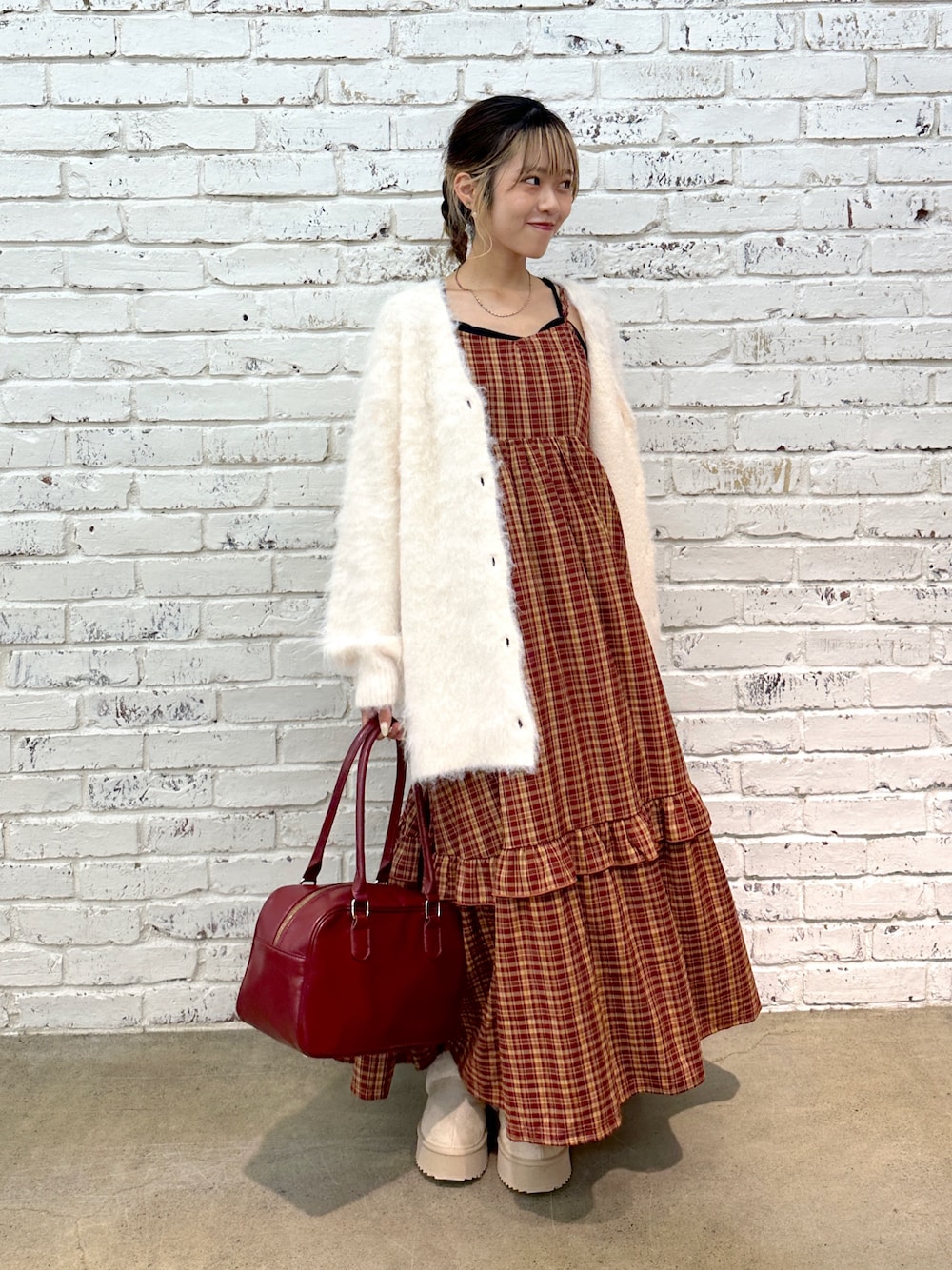 「秋コーデ、テーマパークコーデ、カーディガン、秋服準備はじめました、キャミワンピ、ボルドー、チェックワンピース、チェック柄、秋カラー、秋冬コーデ、骨格ウェーブ、今日のコーデ、シャギーニット」｜「w closetのスクエアボストンBAG（ボストンバッグ、レッド系）」を使った、kanoさん（レディース・157cm）の秋コーディネートの1枚目の写真