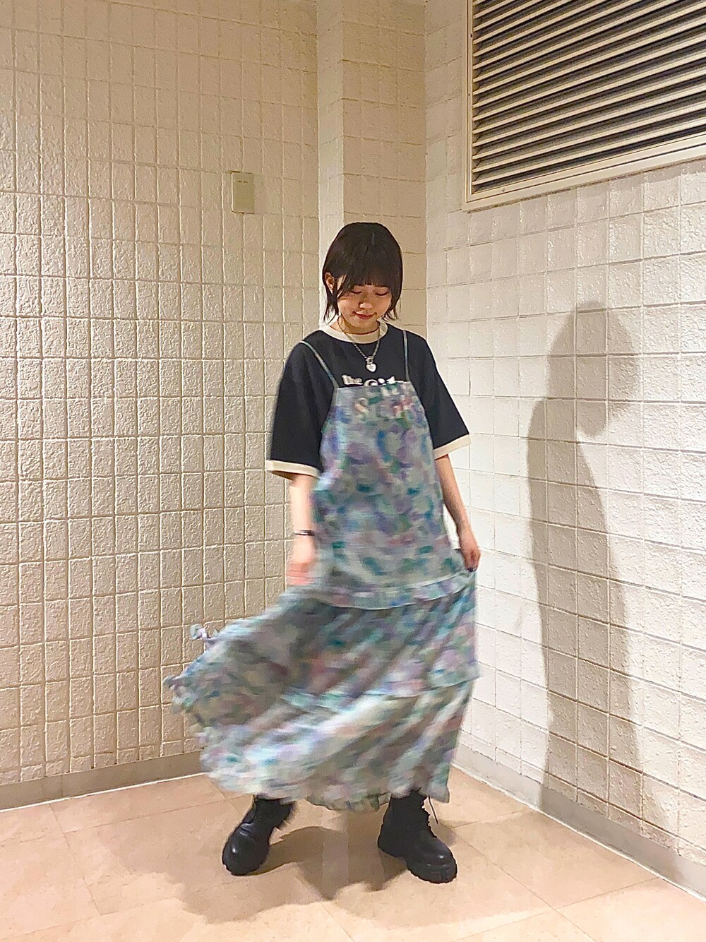 「春服、春夏コーデ、休日スタイル、大人ガーリー、春色、キャミワンピ、シアーワンピース、ロゴT、カジュアルガーリー、ティアードワンピース、ブルー、グリーン、パープル」｜「w closetのリンガーレトロTee（Tシャツ/カットソー、ブラック系）」を使った、kanoさん（レディース・157cm）の春コーディネートの1枚目の写真