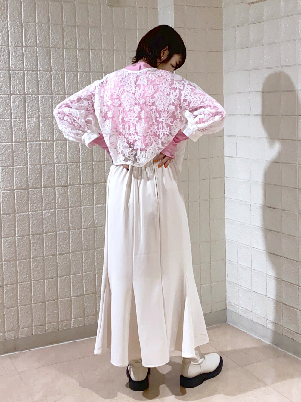 ホワイト系のスカート、ホワイト系のシャツ/ブラウス、ピンク系のTシャツ/カットソーを着用したレディースの春コーディネートの1枚目の写真