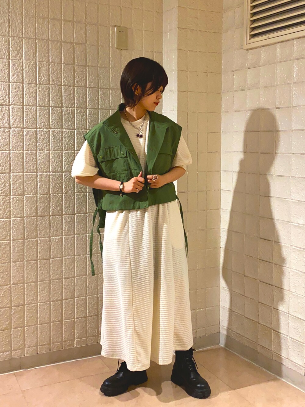 「春服、春夏コーデ、オトナカジュアル、ゆるコーデ、カジュアルコーデ、ボリューム袖、レイヤード、ワントーンコーデ、白ワンピース、ベスト、ミリタリーベスト、カーキ、wcloset、ダブルクローゼット」｜「w closetのハイネックショート丈ミリタリーベスト（ベスト、グリーン系）」を使った、kanoさん（レディース・157cm）の春コーディネートの1枚目の写真