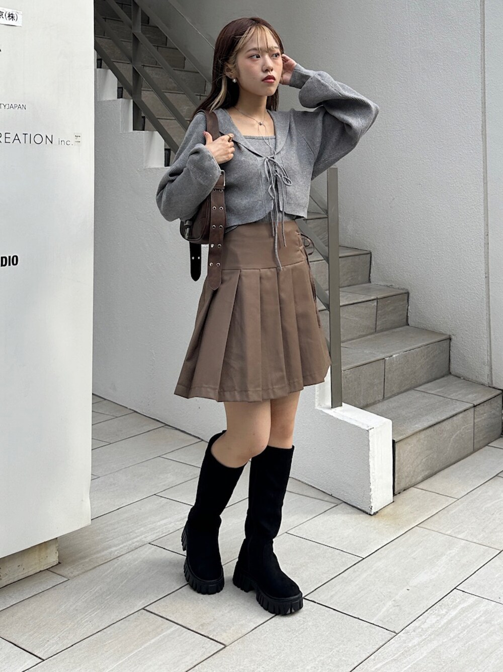 「秋っぽコーデ更新中、レイヤードスタイル、オトナカジュアル、プリーツスカート、大人ガーリー、グレー、ブラウン、ロングブーツ、カーディガン、セーラーカラー、スウェード」｜「w closetのサイドリボン付きプリーツスカート（スカート、ブラウン系）」を使った、kanoさん（レディース・157cm）の秋コーディネートの1枚目の写真