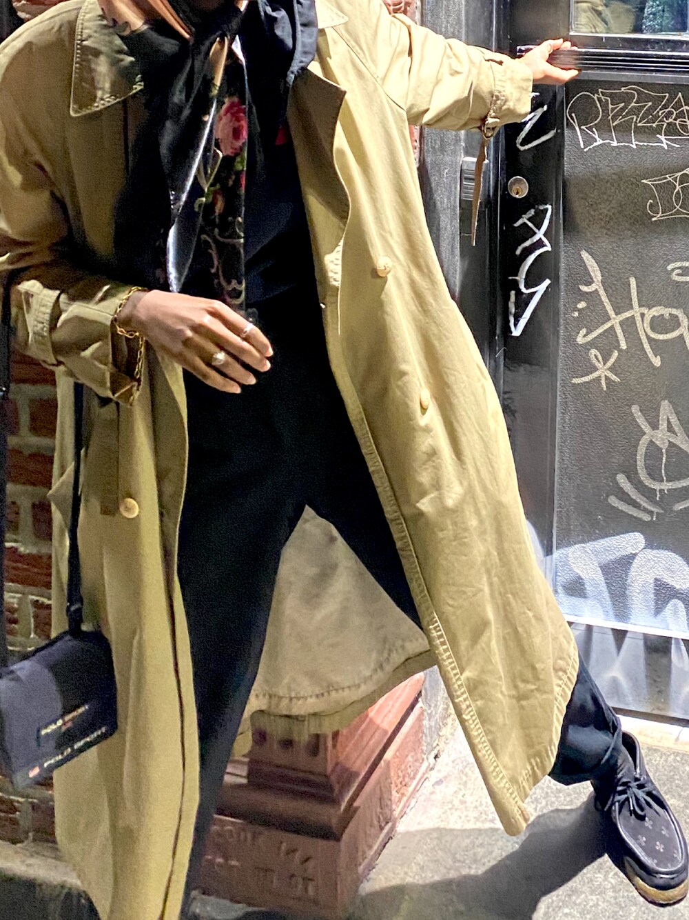 「NYC、wallabee、trenchcoat」｜「LONDONFOGのアイテム（トレンチコート、ベージュ系）」を使った、mlmlmlmlmlmlさん（レディース・163cm）の春コーディネートの1枚目の写真