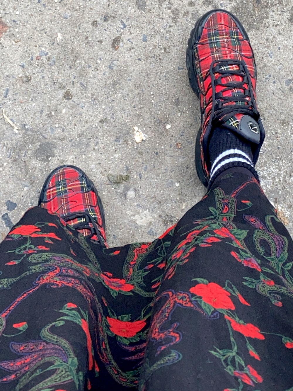 「plaid、NYC」｜「nike air max plus in plaidのアイテム（スニーカー、レッド系）」を使った、mlmlmlmlmlmlさん（レディース・163cm）の春コーディネートの1枚目の写真