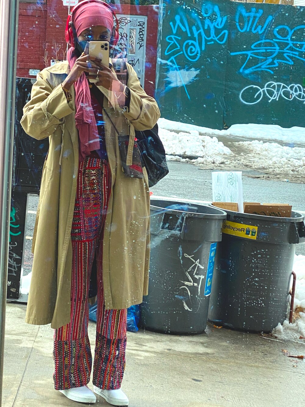 「trenchcoat、NYC」｜「VANSのアイテム（スニーカー、ホワイト系）」を使った、mlmlmlmlmlmlさん（レディース・163cm）の春コーディネートの1枚目の写真