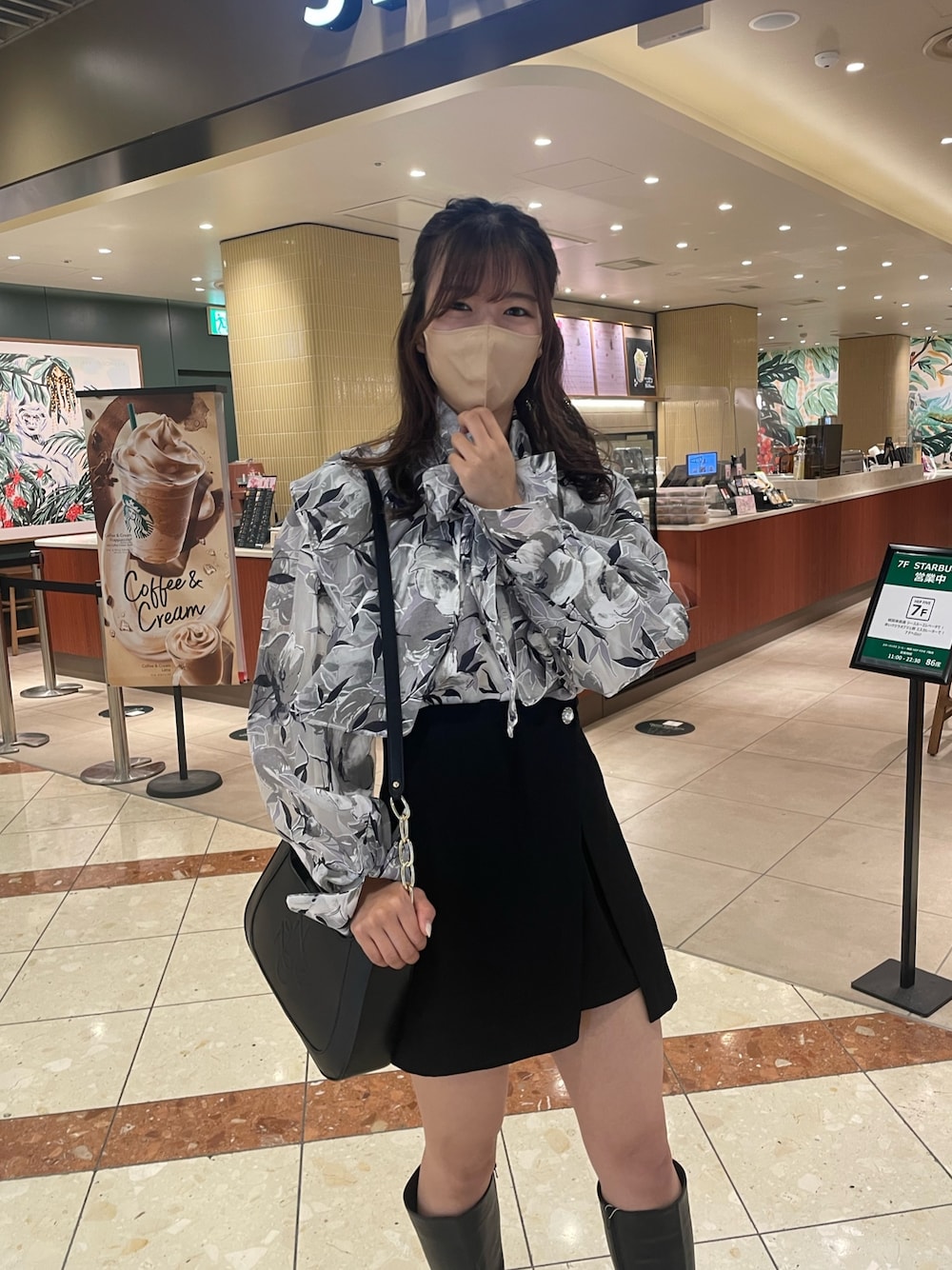 「one after another NICE CLAUPのビジューボタンスカパン　2023SS（その他パンツ、ブラック系）」を使った、iammiyuuuuuさん（レディース・164cm）の春コーディネートの1枚目の写真
