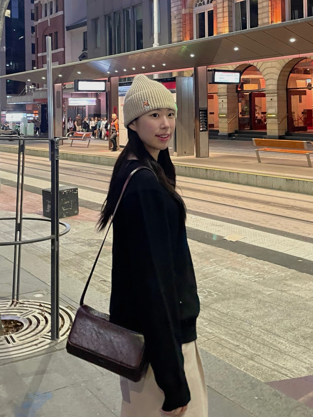 「秋っぽコーデ更新中、休日スタイル、オトナカジュアル、キャップ、ニット帽、ビーニー、MAISON KITSUNE、シドニー、旅行」｜「Maison KitsuneのFOX HEAD PATCH RIBBED HAT（ニットキャップ/ビーニー、ベージュ系）」を使った、jjさん（骨格ウェーブ・レディース・170cm）の秋コーディネートの1枚目の写真