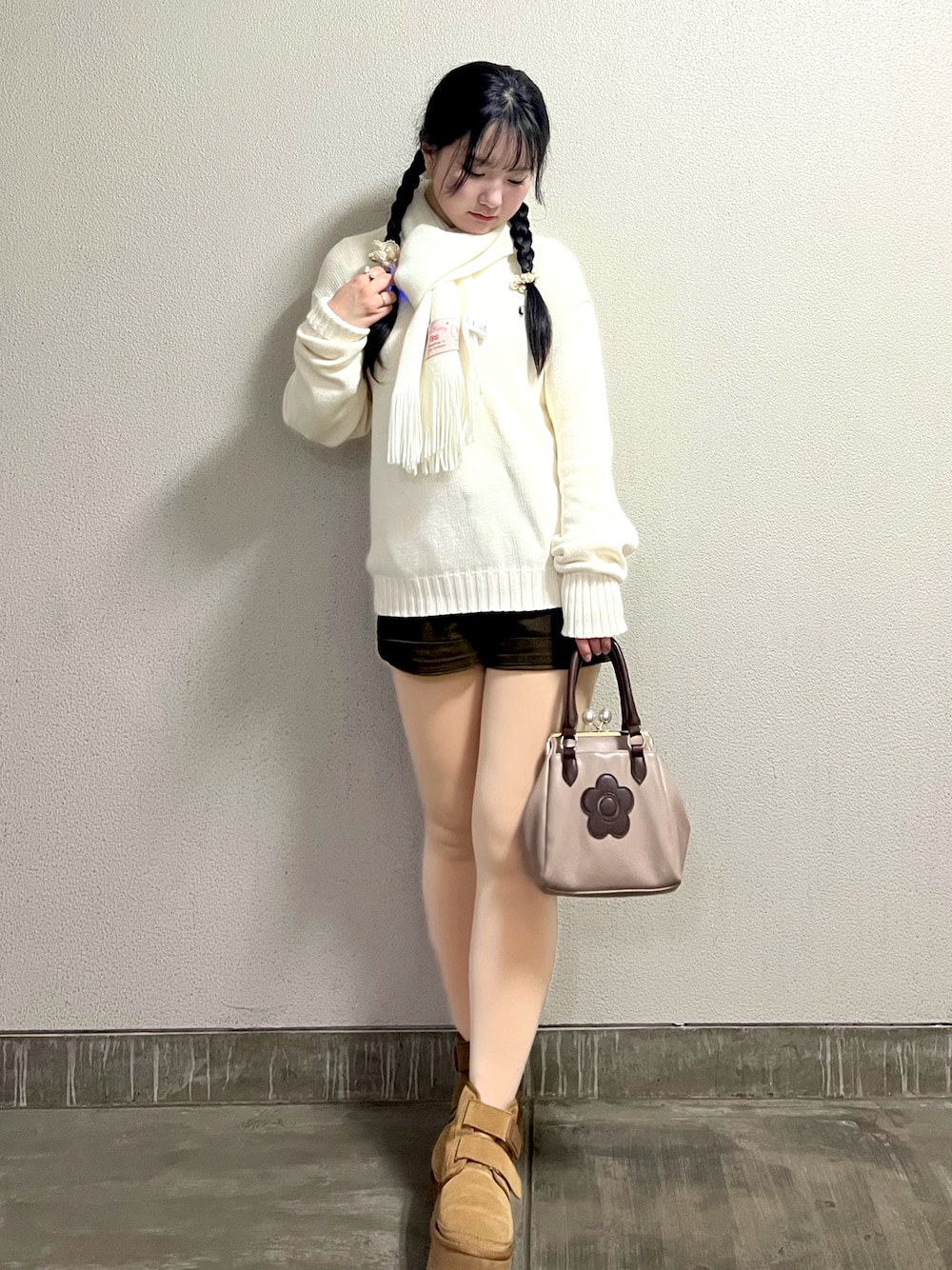 「春めき満開コーデ、春コーデ、古着MIX、大人カジュアル、休日スタイル、デートコーデ、淡色コーデ、春色、ショートパンツ、リボン、お出かけコーデ」｜「POLO RALPH LAURENのアイテム（ニット/セーター、ホワイト系）」を使った、さくらさん（骨格ウェーブ・レディース・160cm）の春コーディネートの1枚目の写真