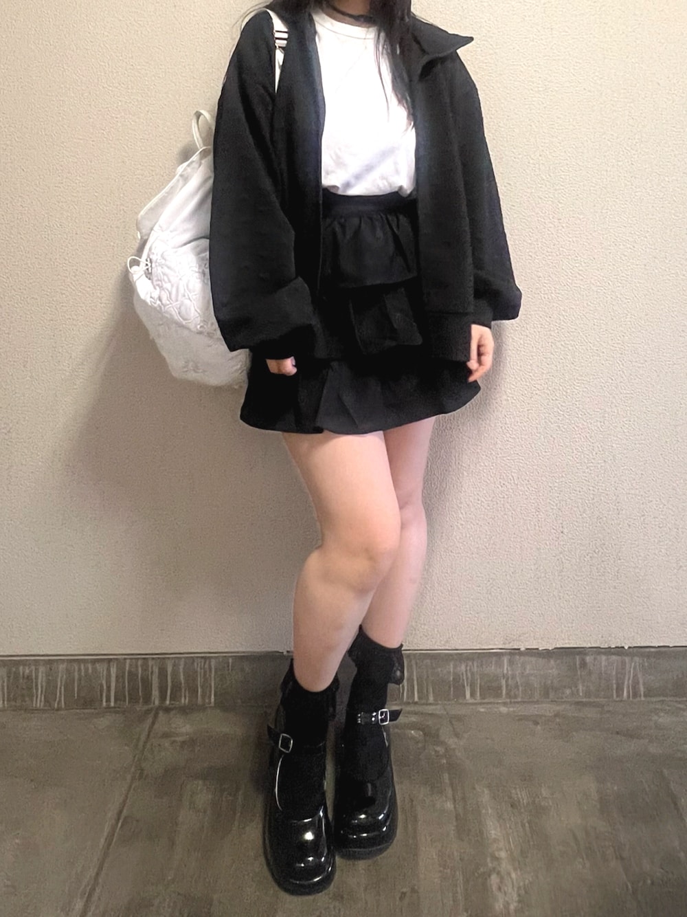 「お出かけコーデ、休日スタイル、カジュアルガーリー、リュックスタイル、秋コーデ、ガーリーコーデ、モノトーン」｜「UNIQLOのクルーネックT（半袖）（Tシャツ/カットソー、ホワイト系）」を使った、さくらさん（骨格ウェーブ・レディース・160cm）の秋コーディネートの1枚目の写真