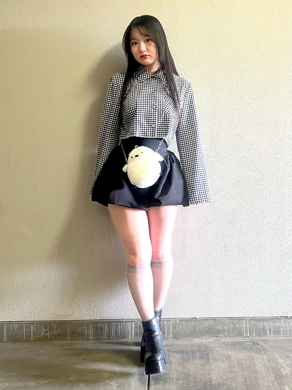 「春めき満開コーデ、春コーデ、古着MIX、ショートパンツ、ミニスカート、ショルダーバッグ、休日スタイル、デートコーデ、韓国ファッション、お出かけコーデ、モノトーン」｜「古着のアイテム（シャツ/ブラウス、ブラック系）」を使った、さくらさん（骨格ウェーブ・レディース・160cm）の春コーディネートの1枚目の写真