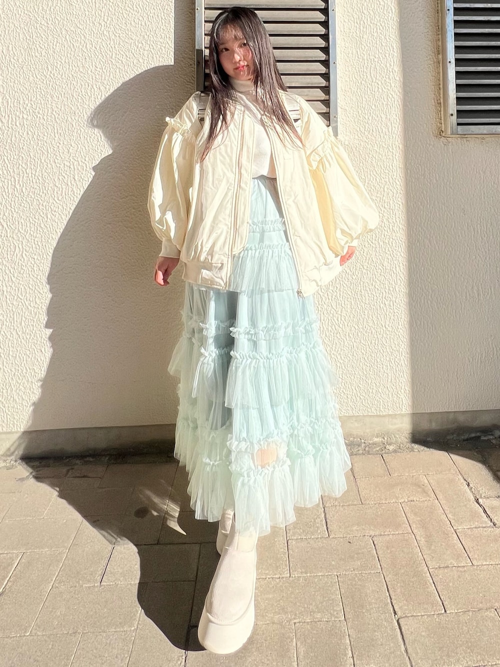 「冬コーデ、ホワイトコーデ、クリスマスに着たい服、マイベストコーデ2024、大人ガーリー、あったかコーデ、ハイネック、キレイめコーデ、プチプラ、ブーツスタイル、ムートンブーツ、お出かけコーデ、デートコーデ、きれいめカジュアル」｜「poppyのpoppy ma-1（MA-1、ホワイト系）」を使った、さくらさん（骨格ウェーブ・レディース・160cm）の冬コーディネートの1枚目の写真