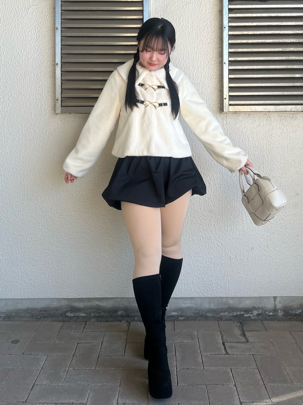 「モノトーン、春色、きれいめカジュアル、休日スタイル、ロングブーツ、プチプラ、ミニスカート」｜「axes femme POETIQUEのリボン金具ファーコート（ダッフルコート、ホワイト系）」を使った、さくらさん（骨格ウェーブ・レディース・160cm）の春コーディネートの1枚目の写真