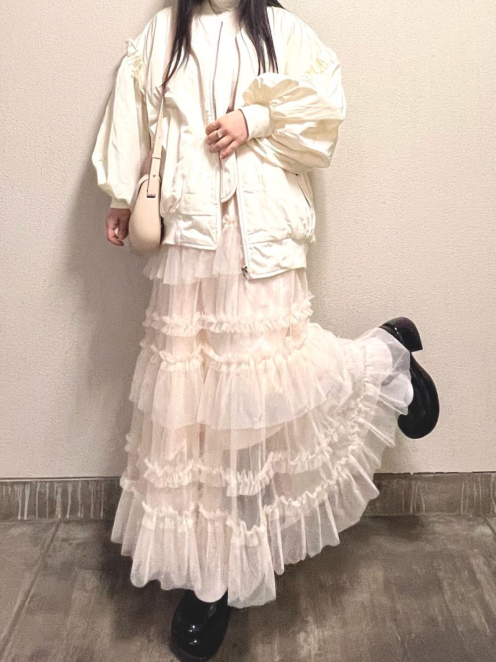 「秋服コーデ、大人かわいい、MA-1、ホワイトコーデ、秋コーデ、冬コーデ、poppy、poppy tokyo、poppycode、POPPY、ガーリーコーデ」｜「poppyのpoppy ma-1（MA-1、ホワイト系）」を使った、さくらさん（骨格ウェーブ・レディース・160cm）の秋コーディネートの1枚目の写真