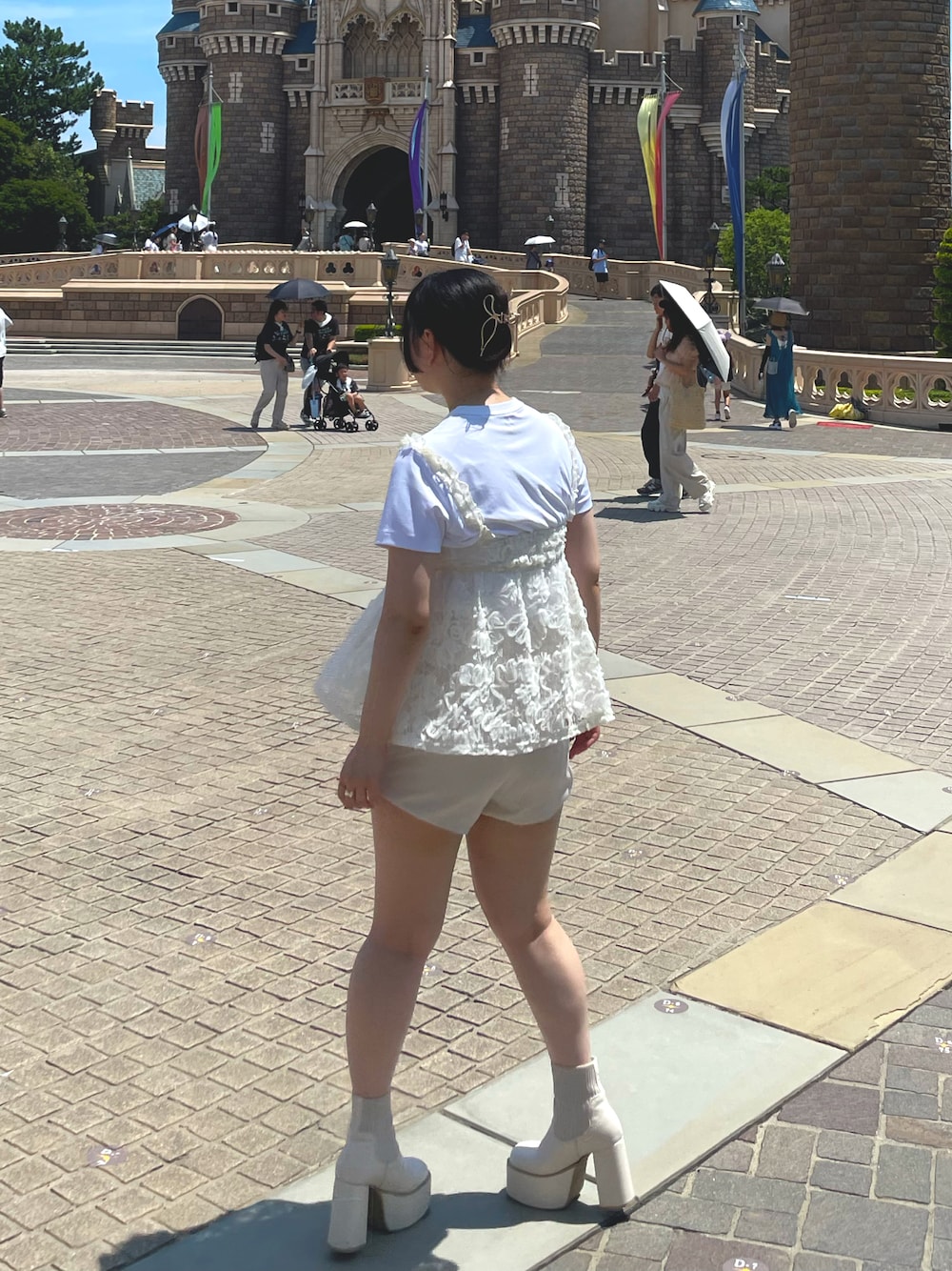 「お出かけコーデ、キレイめカジュアル、オールインワン、キレイめコーデ、シアートップス、白Tシャツ、花柄、ホワイトコーデ、テーマパークコーデ、ガーリーコーデ、GRL、ディズニーコーデ」｜「GRLのハイウエストタックショートパンツ（その他パンツ、ホワイト系）」を使った、さくらさん（骨格ウェーブ・レディース・160cm）の秋コーディネートの1枚目の写真
