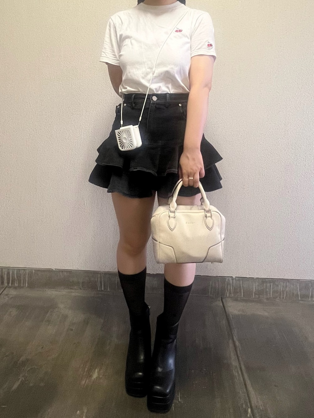 「秋っぽコーデ更新中、白Tシャツ、ロゴT、モノトーン、デニムスカート」｜「KIRSHのKIRSH SMALL CHERRY STANDARD T-SHIRT/キルシースモールチェリースタンダードTシャツ（Tシャツ/カットソー、ホワイト系）」を使った、さくらさん（骨格ウェーブ・レディース・160cm）の秋コーディネートの1枚目の写真