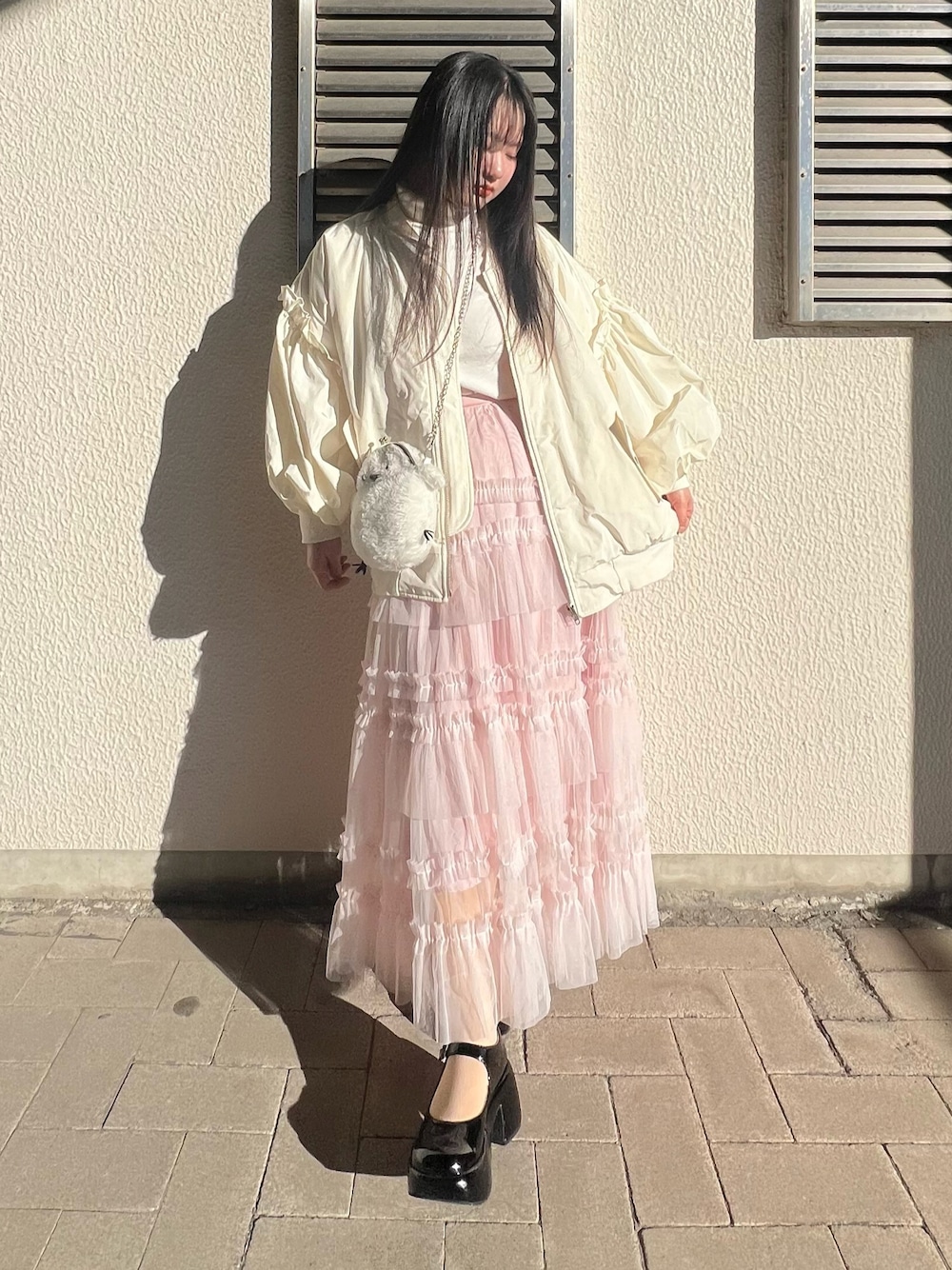 「最近のいい感じコーデ、冬アウター、UNIQLO、冬コーデ、デートコーデ、フリルスカート、MA-1、poppy、poppy tokyo、ポシェット」｜「poppyのpoppy ma-1（MA-1、ホワイト系）」を使った、さくらさん（骨格ウェーブ・レディース・160cm）の秋コーディネートの1枚目の写真