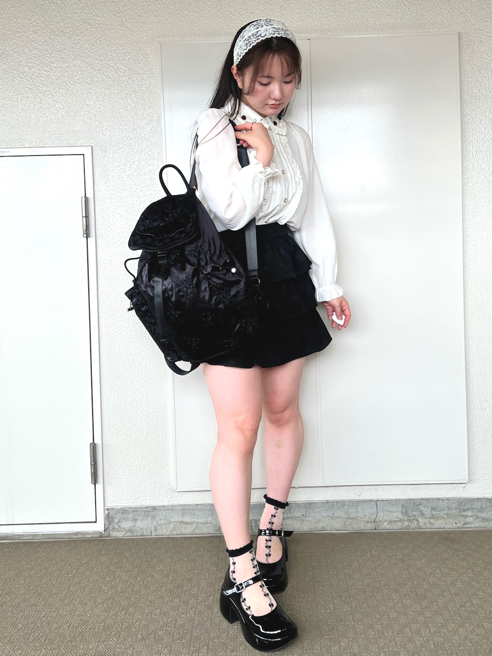 「ショートパンツ、休日スタイル、ミニスカート、お出かけコーデ、リボン、プチプラ、モノトーン、デートコーデ」｜「IMARIの【 IMARI / イマリ 】 総レース ワイド カチューシャ（カチューシャ、ホワイト系）」を使った、さくらさん（骨格ウェーブ・レディース・160cm）の春コーディネートの1枚目の写真