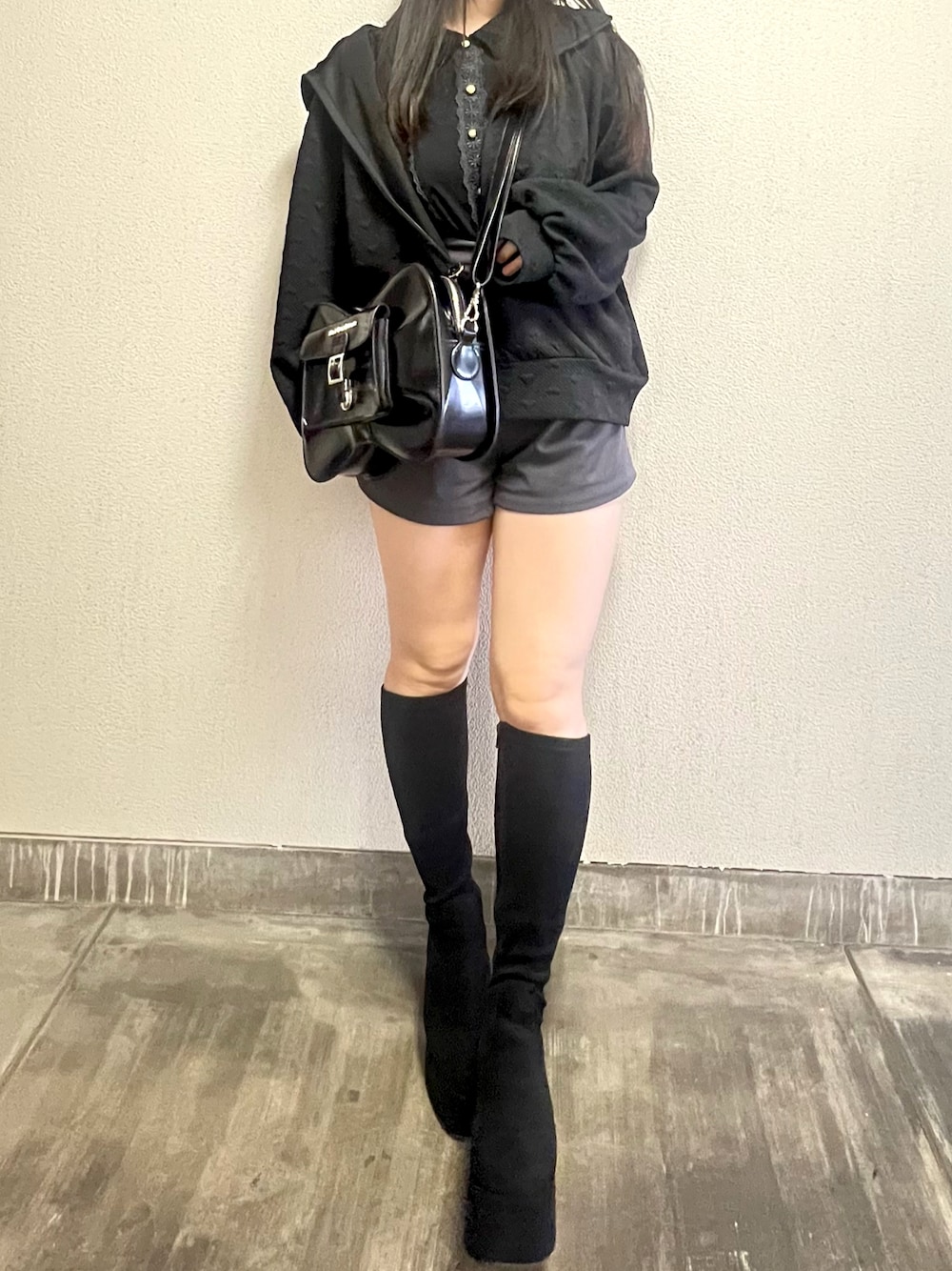 「秋コーデ、パーカーコーデ、ブラックコーデ、ロングブーツコーデ、ガーリーコーデ、ガーリー、ブラックガーリー、ブラックガーリーコーデ、ロングブーツ」｜「Lovilynのハートキルティングジップパーカー（パーカー、ブラック系）」を使った、さくらさん（骨格ウェーブ・レディース・160cm）の秋コーディネートの1枚目の写真