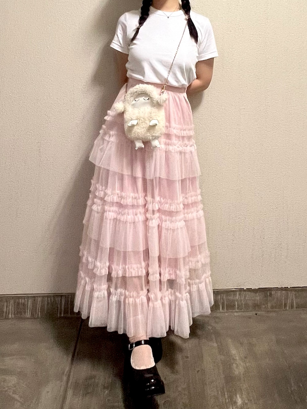 「白Tシャツ、ガーリーコーデ」｜「byあしながおじさんの厚底おでこストラップパンプス　8740175（パンプス、ブラック系）」を使った、さくらさん（骨格ウェーブ・レディース・160cm）の秋コーディネートの1枚目の写真