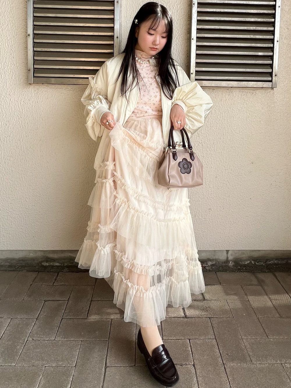 「真冬のあったかスタイル、休日スタイル、オトナカワイイ、冬、キレイめ、冬服コーデ、ガーリー、poppy、poppy tokyo、ベビーピンク、ティアードスカート、ホワイトコーデ、お出かけコーデ、冬コーデ」｜「MARY QUANTのアイテム（ショルダーバッグ、ブラウン系）」を使った、さくらさん（骨格ウェーブ・レディース・160cm）の冬コーディネートの1枚目の写真