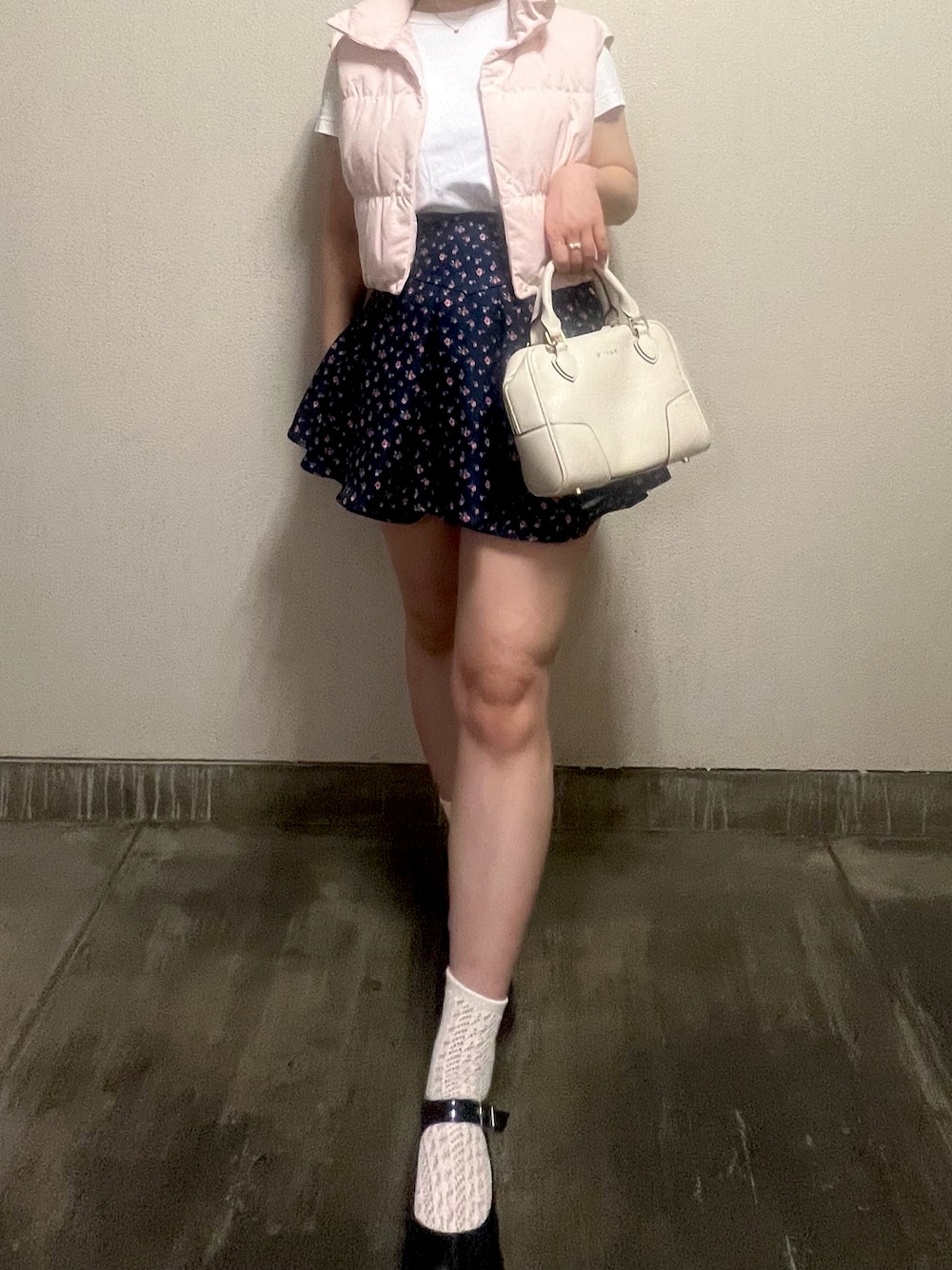 「秋っぽコーデ更新中、ローファー、パステルカラー、白Tシャツ、ホワイト、ミニスカート、厚底ブーツ、ガーリーコーデ、ガーリー」｜「UNIQLOのクルーネックT（半袖）（Tシャツ/カットソー、ホワイト系）」を使った、さくらさん（骨格ウェーブ・レディース・160cm）の秋コーディネートの1枚目の写真