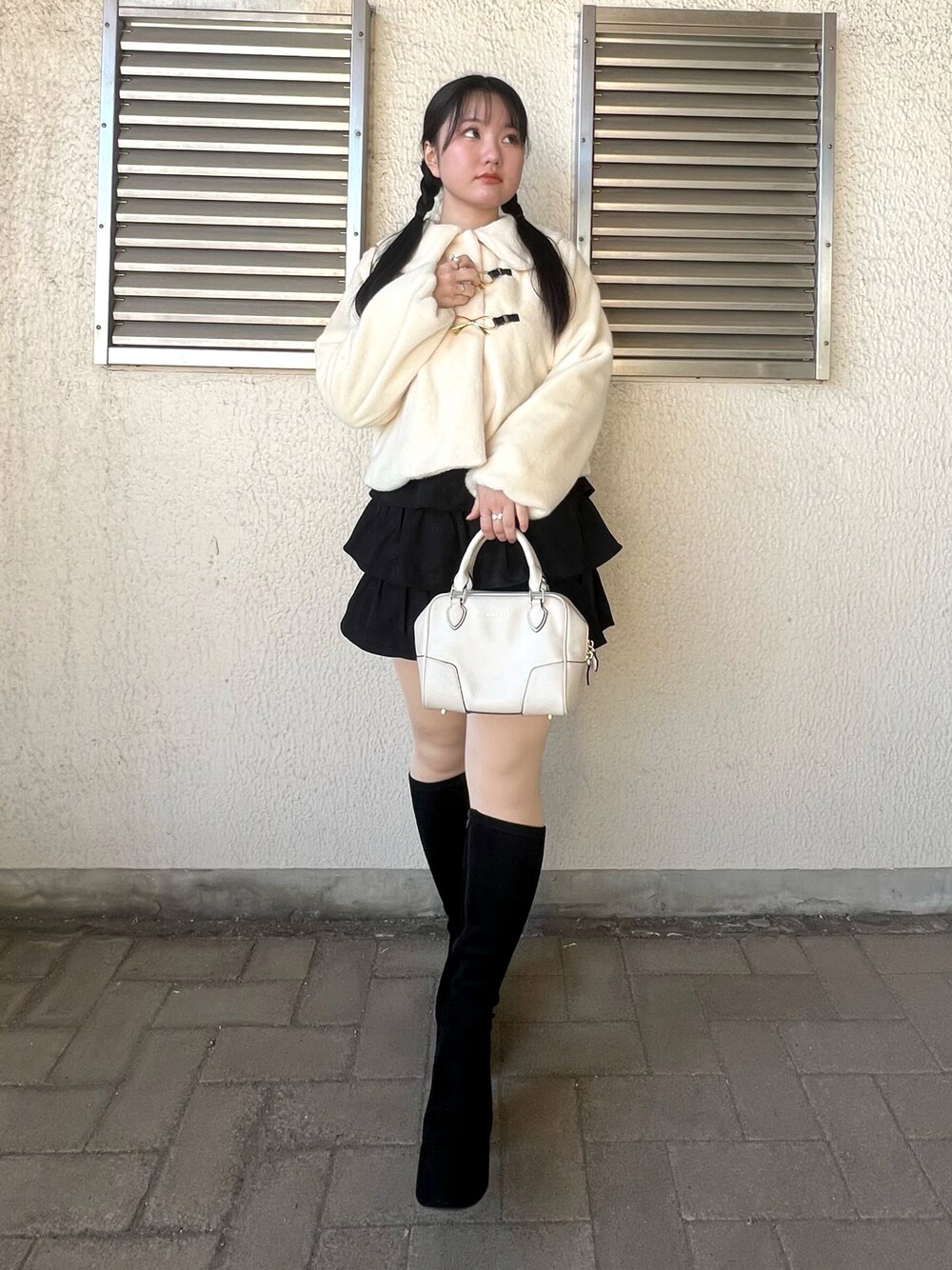 「ミニスカート、モノトーン、休日スタイル」｜「S’AIMEのアイテム（ショルダーバッグ、ホワイト系）」を使った、さくらさん（骨格ウェーブ・レディース・160cm）の冬コーディネートの1枚目の写真