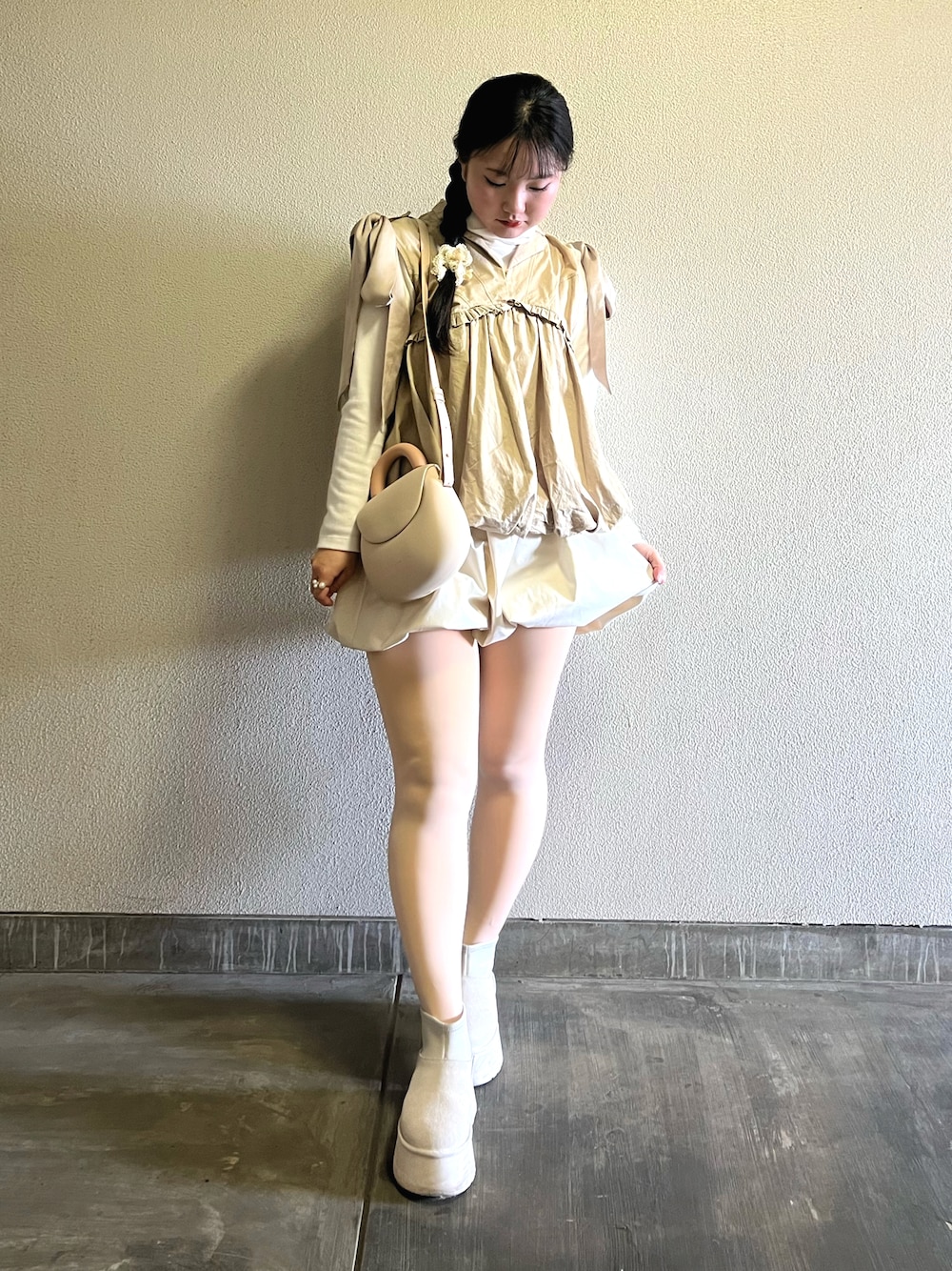 「春めき満開コーデ、春コーデ、大人カジュアル、ビスチェ、淡色コーデ、春色、休日スタイル、デートコーデ、ショートパンツ、お出かけコーデ、リボン、ショルダーバッグ、ミニスカート、かぼちゃパンツ」｜「UGGのUGG W CLASSIC MINI DIPPER PUFFER / アグ クラシック ミニ ディッパー パッファー（ブーツ、ホワイト系）」を使った、さくらさん（骨格ウェーブ・レディース・160cm）の春コーディネートの1枚目の写真