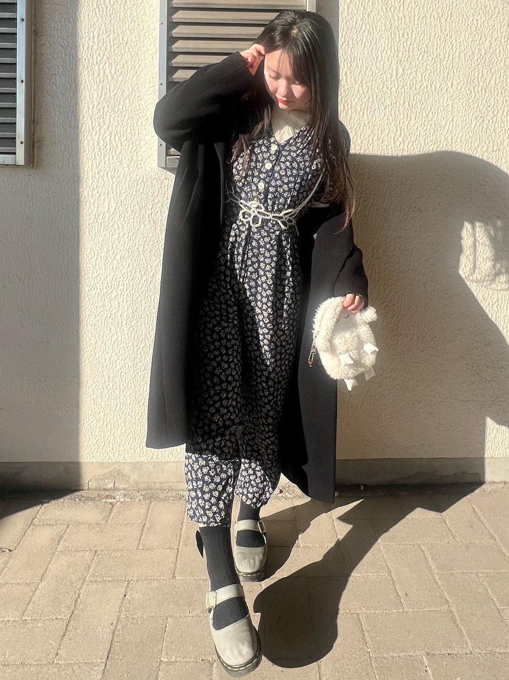 「ロングコート、冬アウター、大人かわいい、冬服、お出かけコーデ、あったかコーデ、プチプラ、きれいめコーデ、プチプラコーデ、古着MIX、ロンパース、ポシェット、ドクターマーチン、レイヤードスタイル、チェスターコート」｜「Dr. Martensのアイテム（パンプス、グレー系）」を使った、さくらさん（骨格ウェーブ・レディース・160cm）の冬コーディネートの1枚目の写真