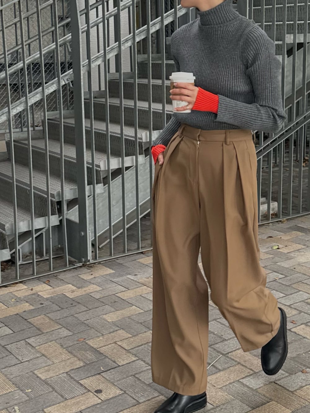 「タートルネック、バイカラー、スラックス、ニット、秋コーデ、冬コーデ」｜「TODAYFULのコットンツイルトラウザース（その他パンツ、ベージュ系）」を使った、haraさん（骨格ウェーブ・レディース・166cm）の秋コーディネートの1枚目の写真