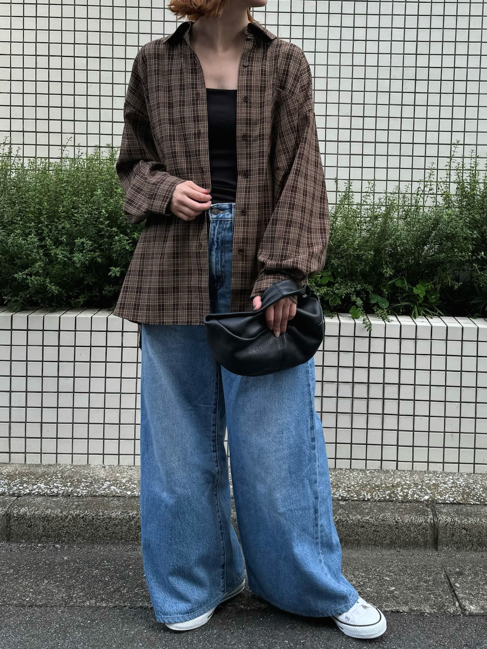 「秋コーデ、デニム、チェック、スニーカーコーデ」｜「meilmadaのオーバーサイズチェックシャツ（シャツ/ブラウス、ブラウン系）」を使った、haraさん（骨格ウェーブ・レディース・166cm）の秋コーディネートの1枚目の写真